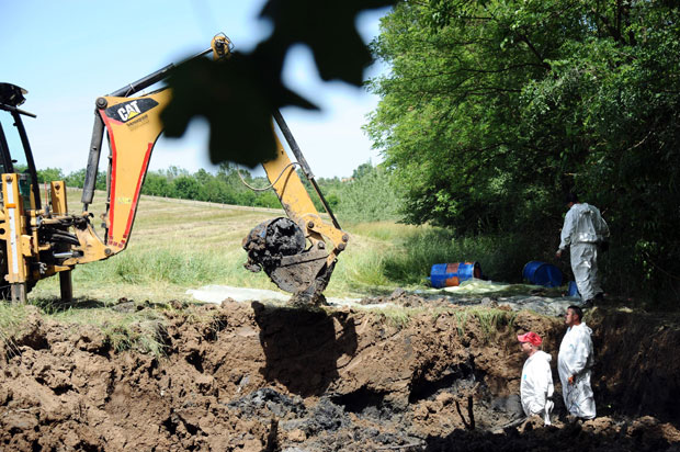 У Вукићевици откривене нове количине опасног отпада (ФОТО)